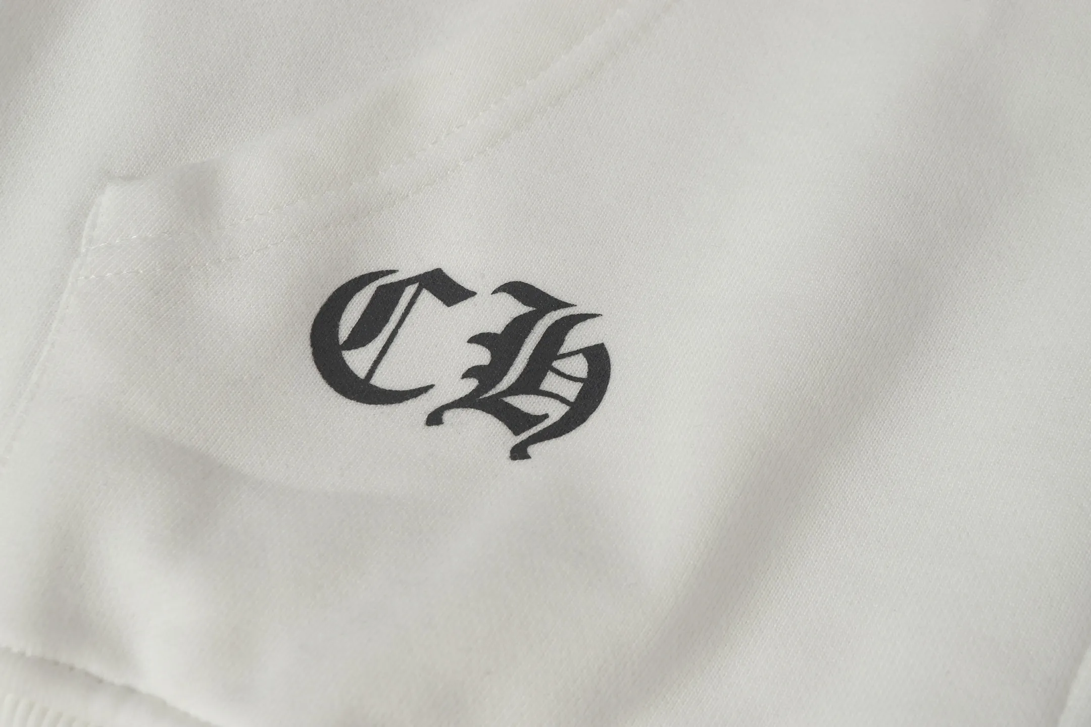 P240 Cross-border model, please do not place an order if you are pursuing quality -Chrome Hearts/Chrome Hearts 25ss Hong Kong Limited Scroll Horseshoe Print Zipper Sweater Cardigan Jacket -High weight, high density and high quality. The wool is soft, delicate and skin-friendly. It feels soft and silky. It has excellent warmth and skin-friendly properties. -Size: S M L XL